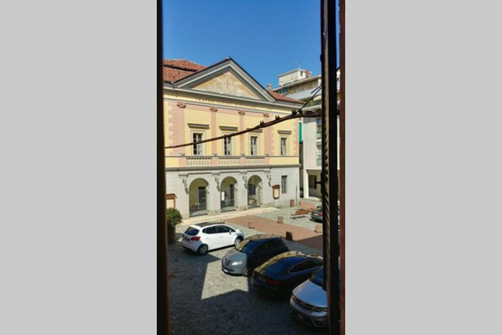 Dolce Eporedia Intero Alloggio Nel Centro Storico 伊夫雷亚 外观 照片